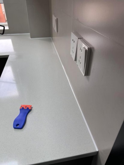 1735971716967096.jpg 直接打玻璃膠.jpg